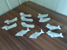 11 PORTE COUTEAUX  porcelaine 3 CHATS 2 CHIENS 2 dauphins 2 otaries 2 canards