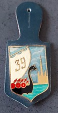 ?★INSIGNE MILITAIRE – 39° RÉGIMENT D’INFANTERIE – DRAGO – G 1947 Et Son Cuir?★