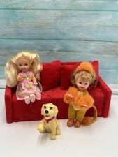 2  Shelly et leur Ami  Chien   OOAK  Fauteuil compris