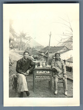 Chine, Couple de jeunes mariés Chinois Vintage silver print. Vintage China.Car
