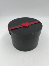 Boîte Ronde Noire Et Petit Cœur Rouge