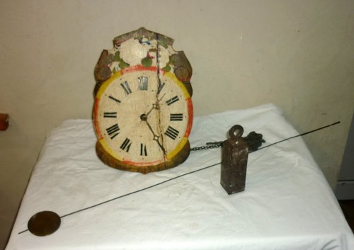 Horloge bois pignons signé - bois,