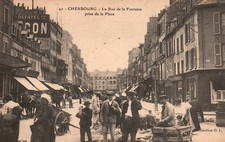 CPA 50 - CHERBOURG (Manche) - 42. Rue de la Fontaine prise de la Place(animée)
