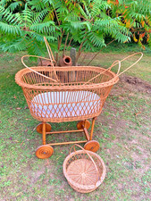 Ancien Berceau Bébé amovible  en Rotin sur chariot 4  Roues , panier  matelas