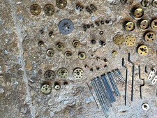 MECCANO LOT DE PIÈCES ENGRENAGES, PIÈCES LAITON ET AUTRES ROUES POULIES
