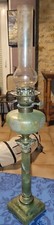 GRANDE ET ANCIENNE LAMPE A PETROLE, GLOBE OPALINE, CORPS EN MARBRE VERT