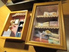 Anciens meubles de Poupée armoires avec linge à l'intérieur et Poteries TBE