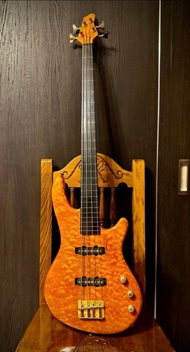 Basse fretless matelassée - , en