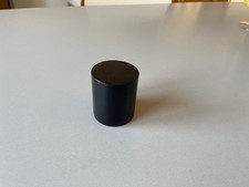 socle rond peint en noir brillant pour figurine