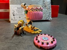 PIXI Avrell portant le gâteau