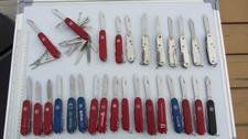 LOT 28 ANCIENS COUTEAUX DE POCHES , VICTORINOX  , 6/7/8/9/13 ... PIECES  .