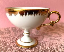 Tasse de collection sur pied