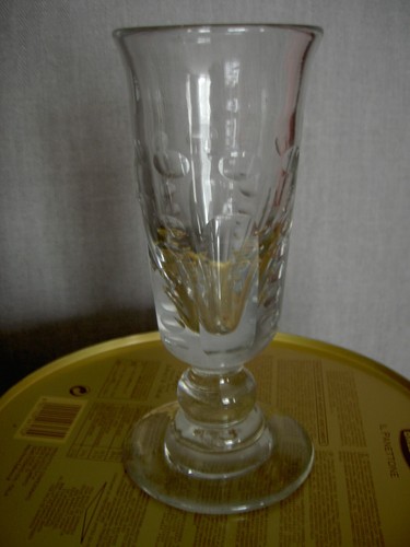 Grand verre pied à - verre,