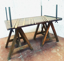 table de drapier comportant bâtons sur tréteaux minimaliste  . XX siècle .