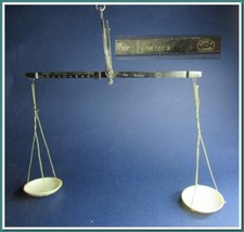 Ancienne balance suspendue