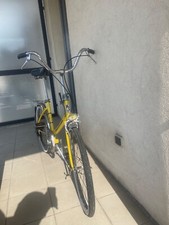 Vélo vintage Peugeot jaune
