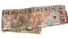 Tissu brodé ancien avec