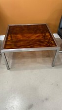 Table basse des années 70, avec un plateau en lucite et des pieds en aluminium