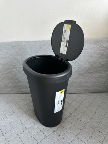 Poubelle noire moderne avec