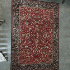 tapis d'orient ancien usure d'usage,motif d'animaux bordure floral . XX siècle .