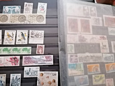 FRANCE : Album 32 pages a bandes noires avec plus de 200 obliteres et 11 cartes