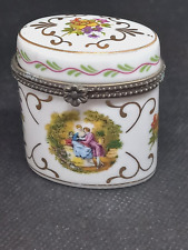 BOITE A PILULES PILULIER EN PORCELAINE D'ART DE LIMOGES  DECOR scène galante