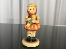 M.I. Figurine bourdon 239/B fille avec poupée 9 cm. 1 choix. Excellent état