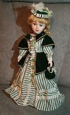 Poupée No 8 - Tête et Mains Porcelaine - Collier - Sac - Socle Métal - 40cm