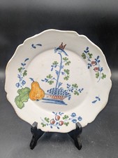 LA ROCHELLE Assiette ronde en faïence à décor en plein à l'oiseau branché 18 ème