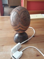 Tres belle lampe de table africaine à poser en noix, 20cm de hauteur 
