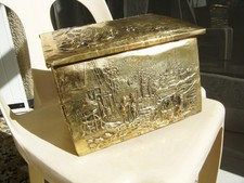 Coffre ancien bois et laiton ouvragé scènes de fêtes villageoises