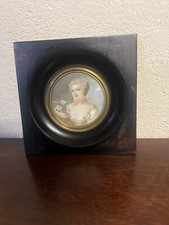 Miniature sur ivoire, Portrait de Dame au Panier signé Comi, encadrée
