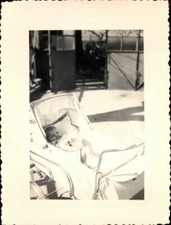 snapshot bébé dans un landau poussette vers 1950