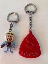 LOT 2 PORTE CLES FIGURINE SINGER ET PC L'AMI SINCÈRE MACHINES A COUDRE  VINTAGE