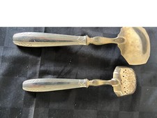 Cuillère à fraise et saupoudreuse métal doré et manche fourré argenté Art déco