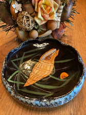 Vide poche en céramique émaillé Henriot quimper, décor coquillage sur fond noir.