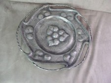 BEAU PLAT DECORATIF en étain repoussé.
