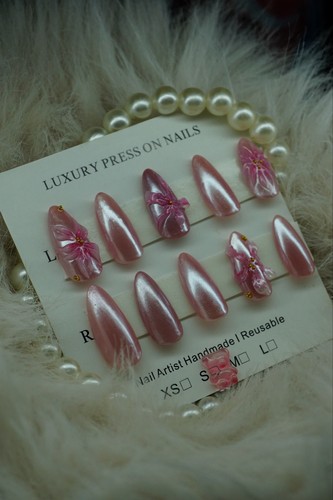 Press nails - on,,