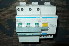 DISJONCTEUR TETRA NGT840 DIFFERENTIEL BDC840, HAGER 40A 30mA, COURBE D 40AMPERES