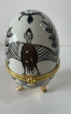 Oeuf en Porcelaine sur pieds