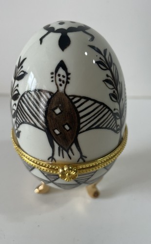 Oeuf porcelaine sur pieds - en,