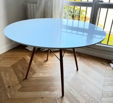 Table ronde design scandinave laquée bleu ciel