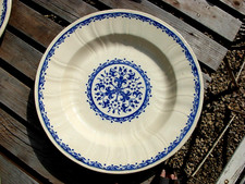 Belle assiette creuse bleue