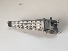 UN CALE REPOSE PIED ORIGINE AVANT PILOTE DROIT POUR MOTO DERBI 125 GPR NUDE