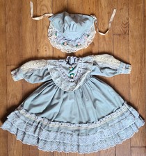 Trousseau de poupées anciennes vers 1900