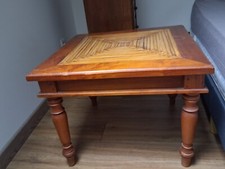 Table basse en bois et rotin sur le dessus. Marque AM/PM la Redoute.