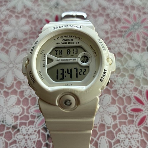 Montre numérique blanche