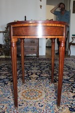 PETITE TABLE DE SALON OVALE MARQUETERIE  LOUPE D'ORME DEBUT XXe