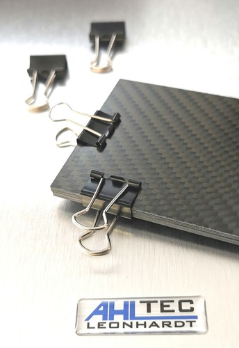 Clips carbon pour plaque - clips,