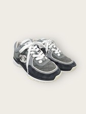CHANEL Baskets en daim gris